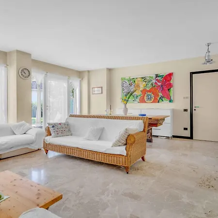 Apartment Ampia Dimora A Con Parcheggio E Giardino
