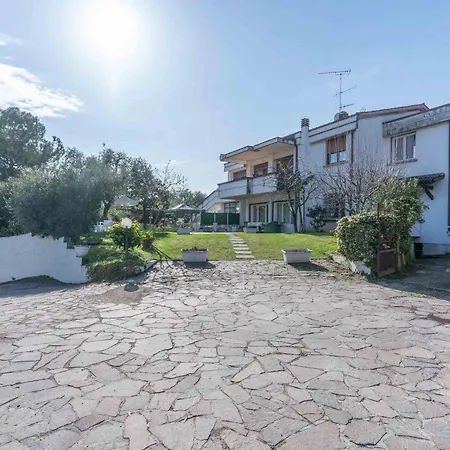 Apartment Ampia Dimora A Con Parcheggio E Giardino